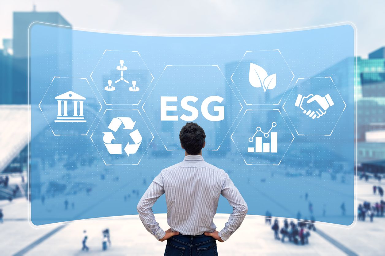mężczyzna stoi przed ekranem ESG