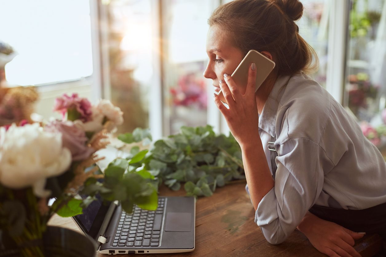 młoda kobieta rozmawia przez telefon