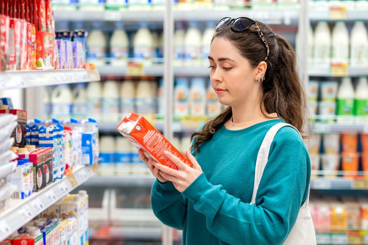 marka wprowadziła zasady 4P i zdobyła zainteresowanie klientki, która ogląda produkt