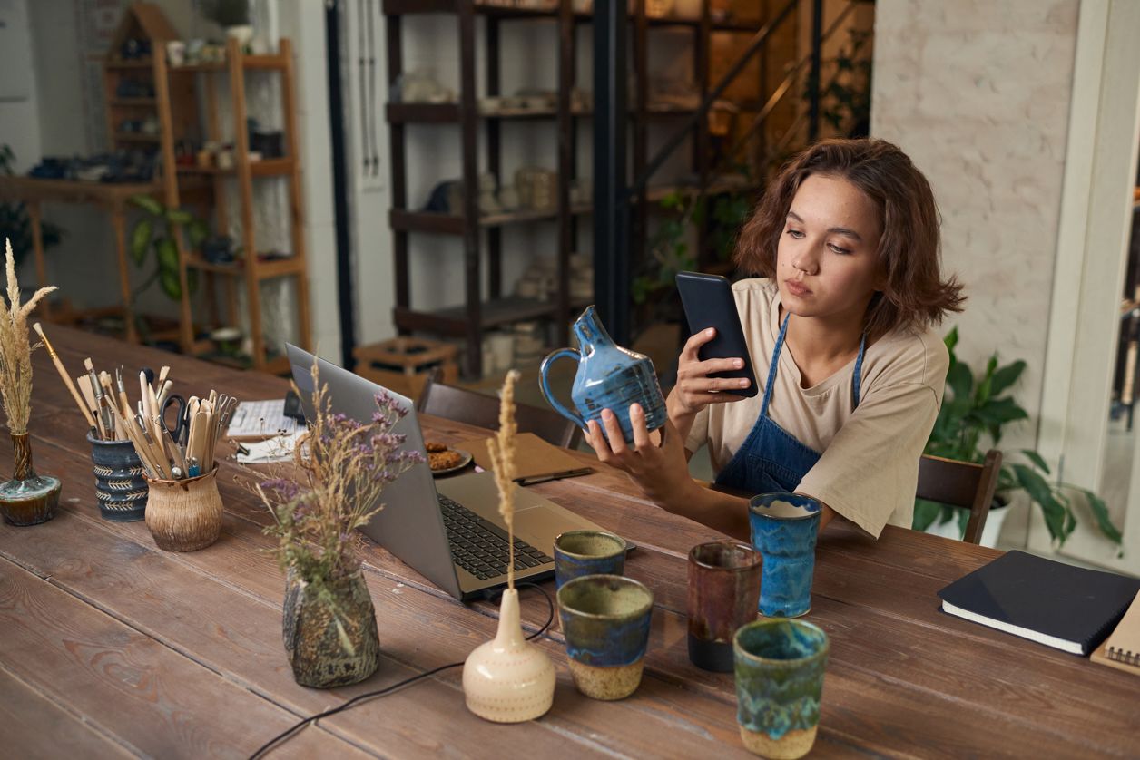 przedsiębiorczyni robi zdjęcia własnym produktów, żeby sprzedać je online