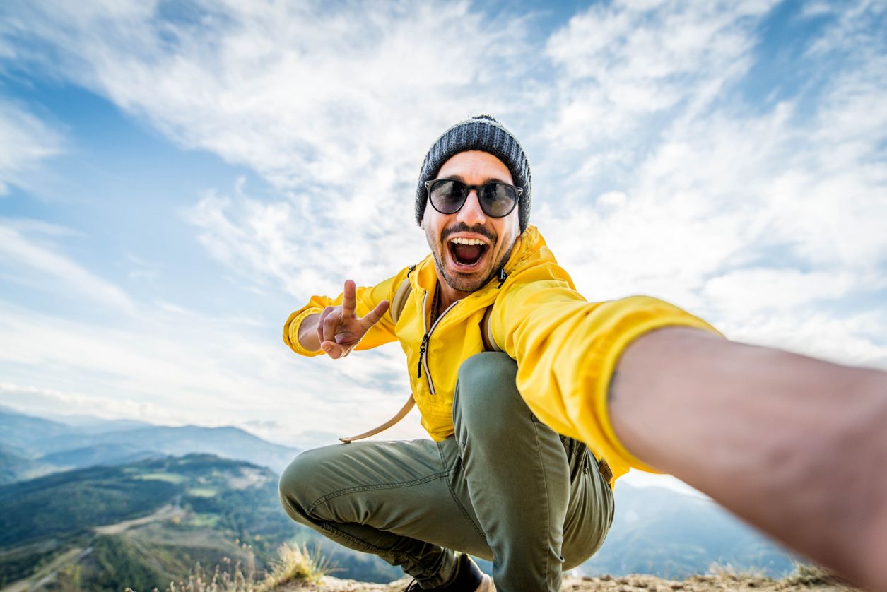 mężczyzna robi sobie selfie idealne na media społecznościowe