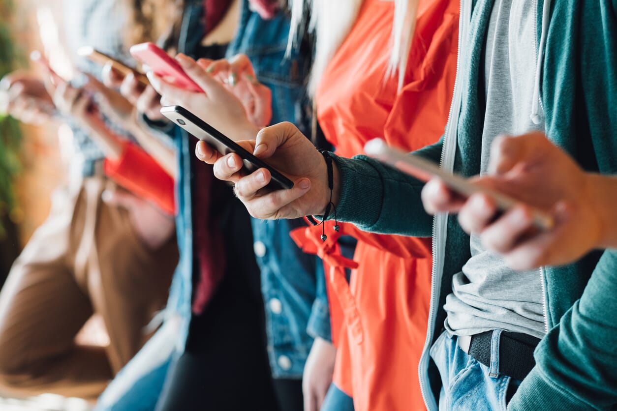 smartfon z ikonami social media