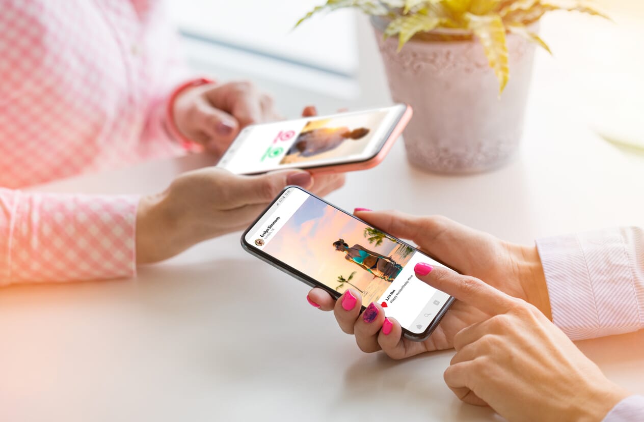 kobiece dłonie ze smartfonami publikują na Instagramie