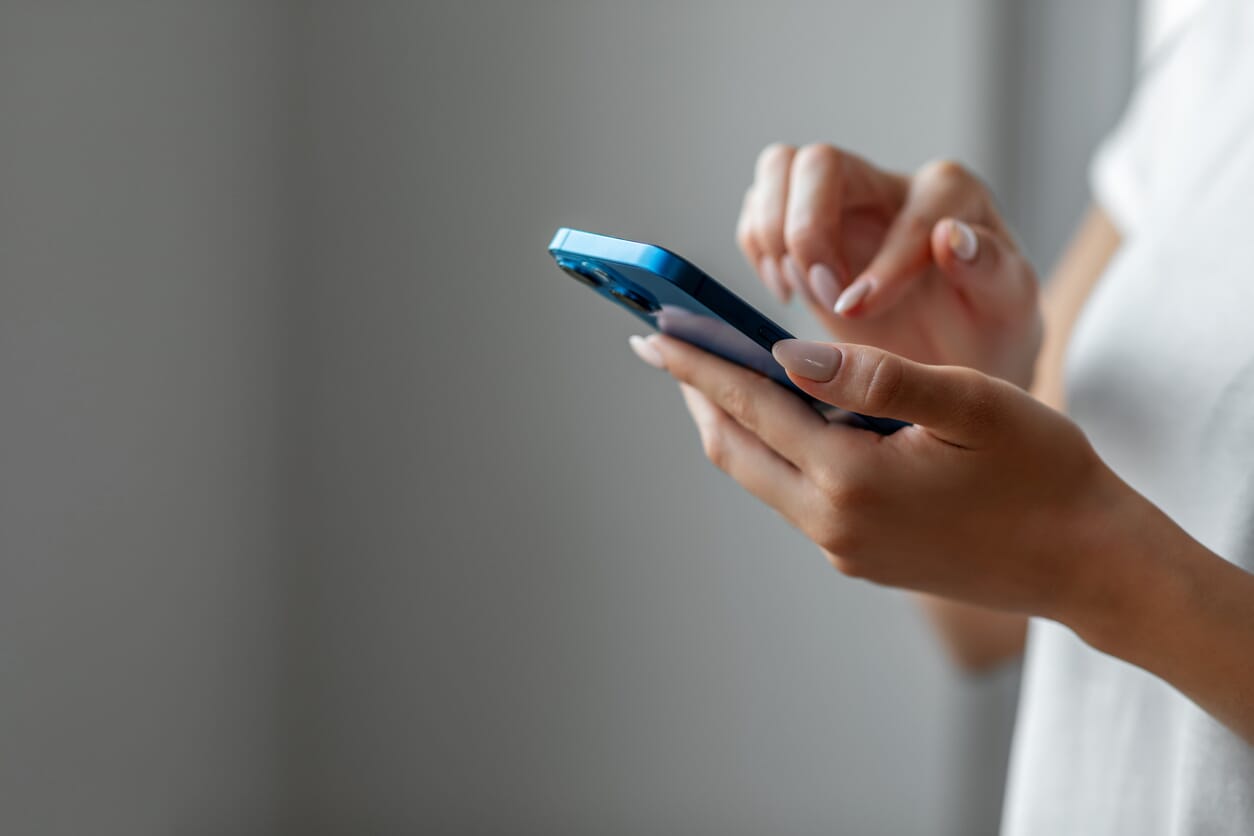 telefon w kobiecych dłoniach