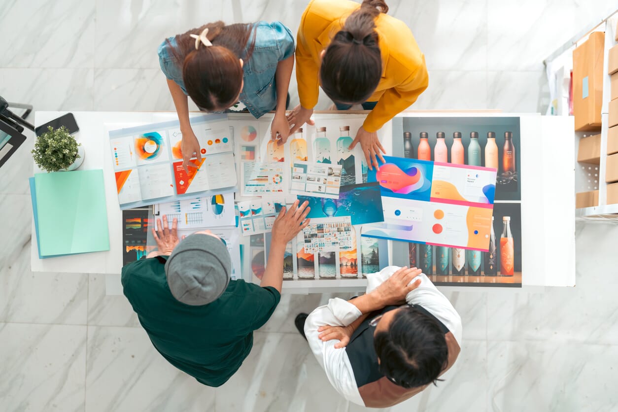zespół pracuje nad nowym projektem marketingowym