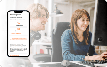 Mockup smartfona, w tle kobieta i mężczyzna pracujący wspólnie przy komputerze 