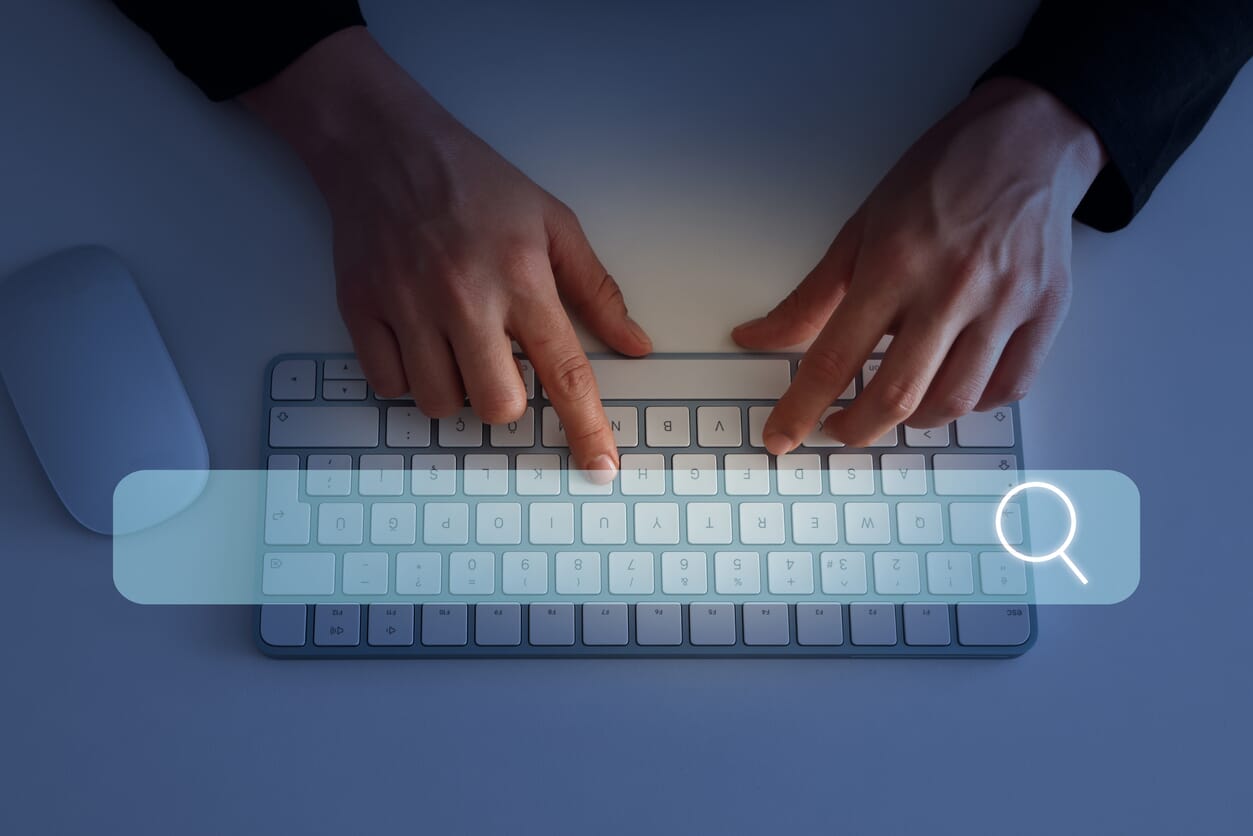 przedsiębiprca szuka danych w internecie