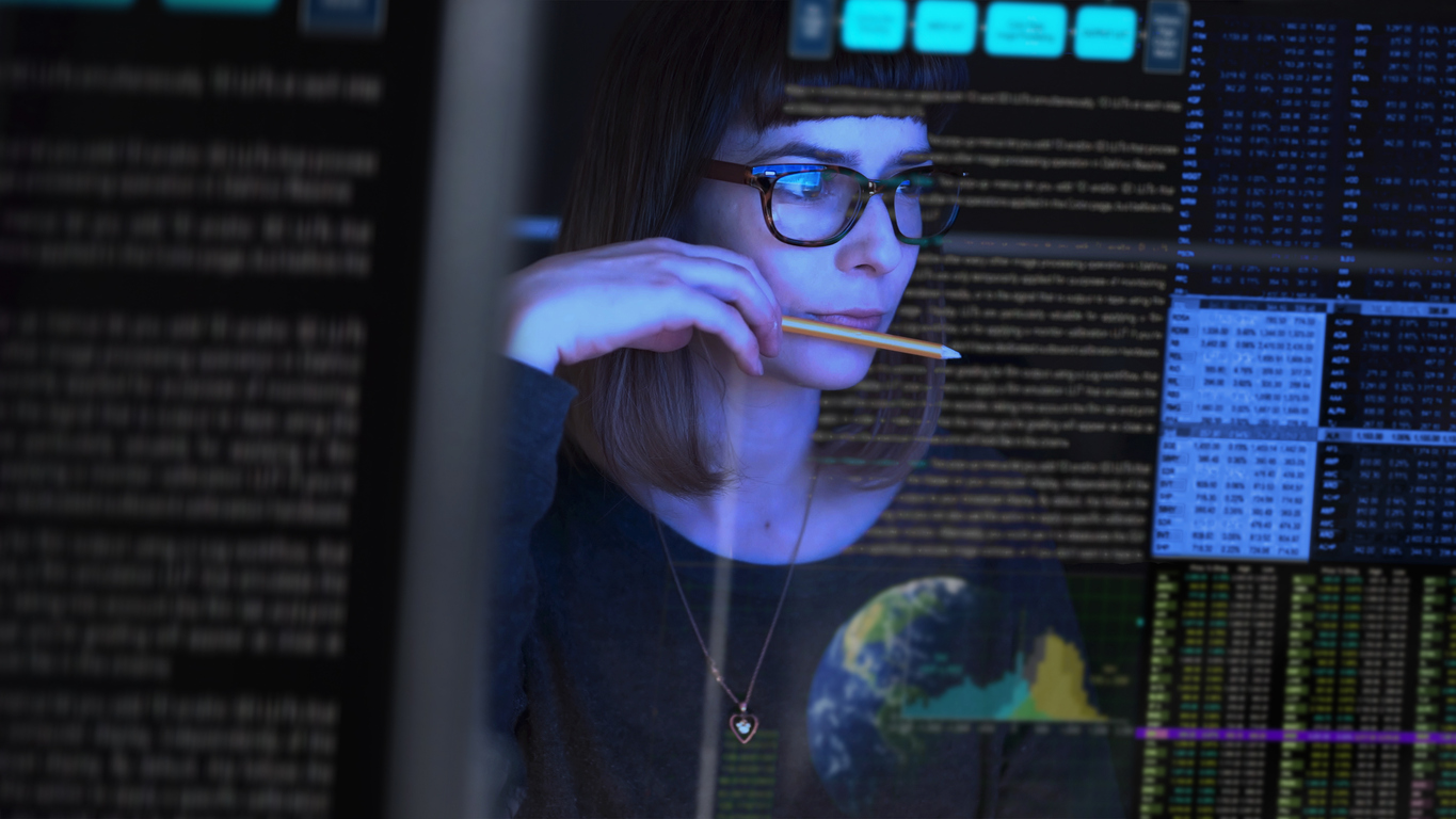 przedsiębiorczyni patrzy na monitor, na którym wyświetlone są dane