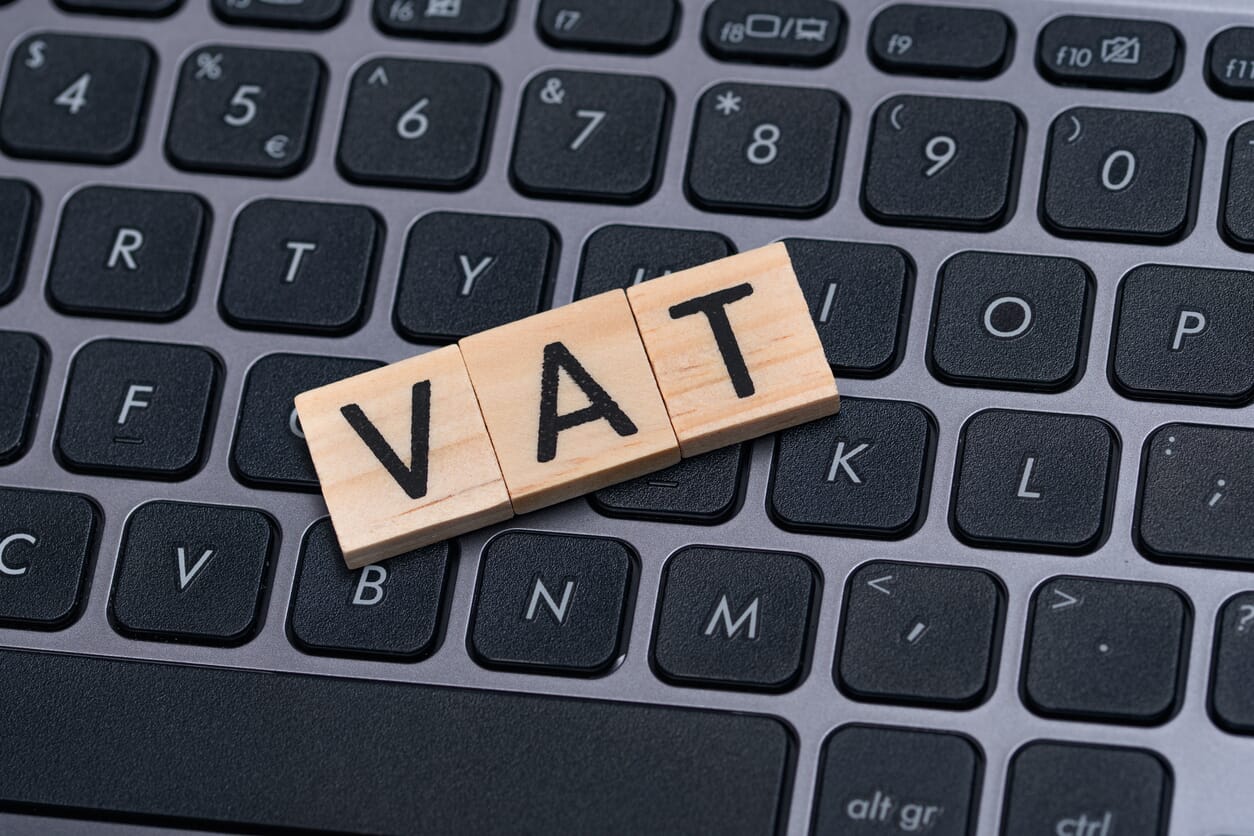 klawiatura komputera, na niej klocki z napisem VAT