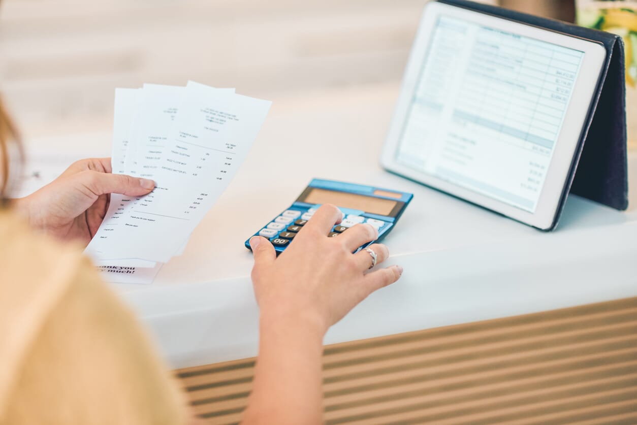 przedsiębiorczyni analizuje swoje finanse