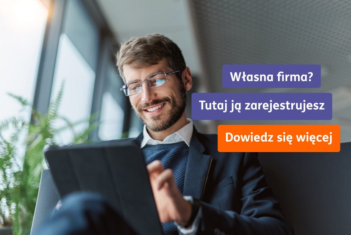 uśmiechnięty mężczyzna rejestruje jdg na tablecie