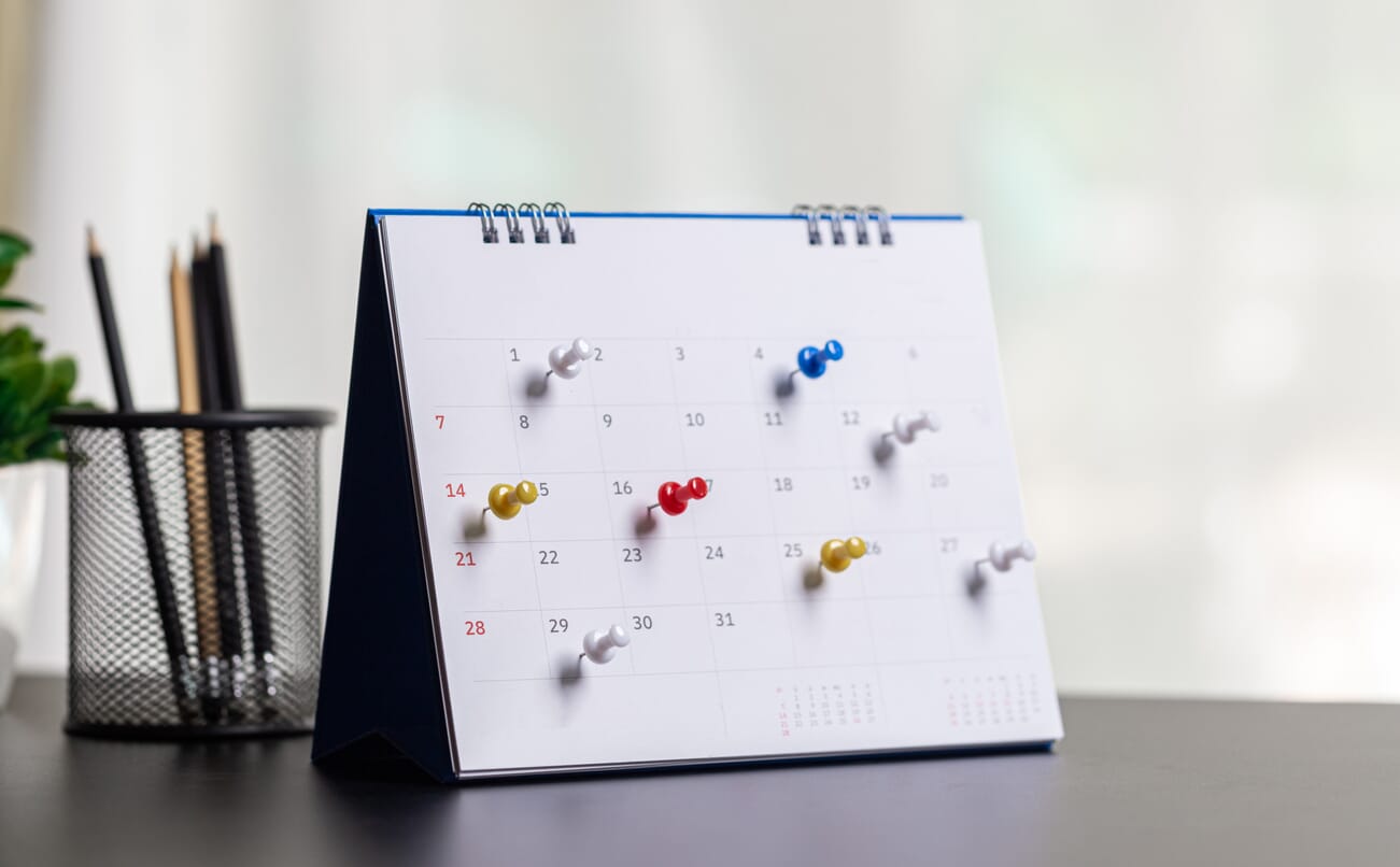 kartka z kalendarza z pineskami  