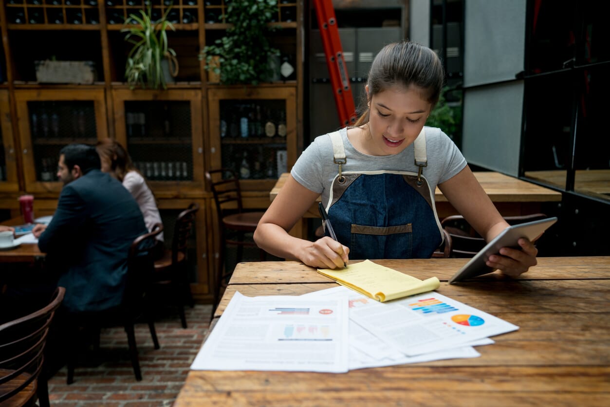 przedsiębiorczyni analizuje dokumenty