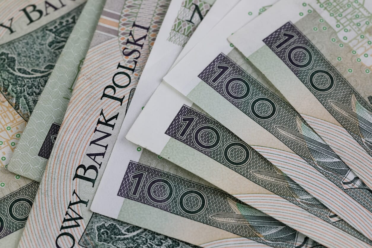 pieniądze rozłożone na stole, dobrze wyeksponowane banknoty