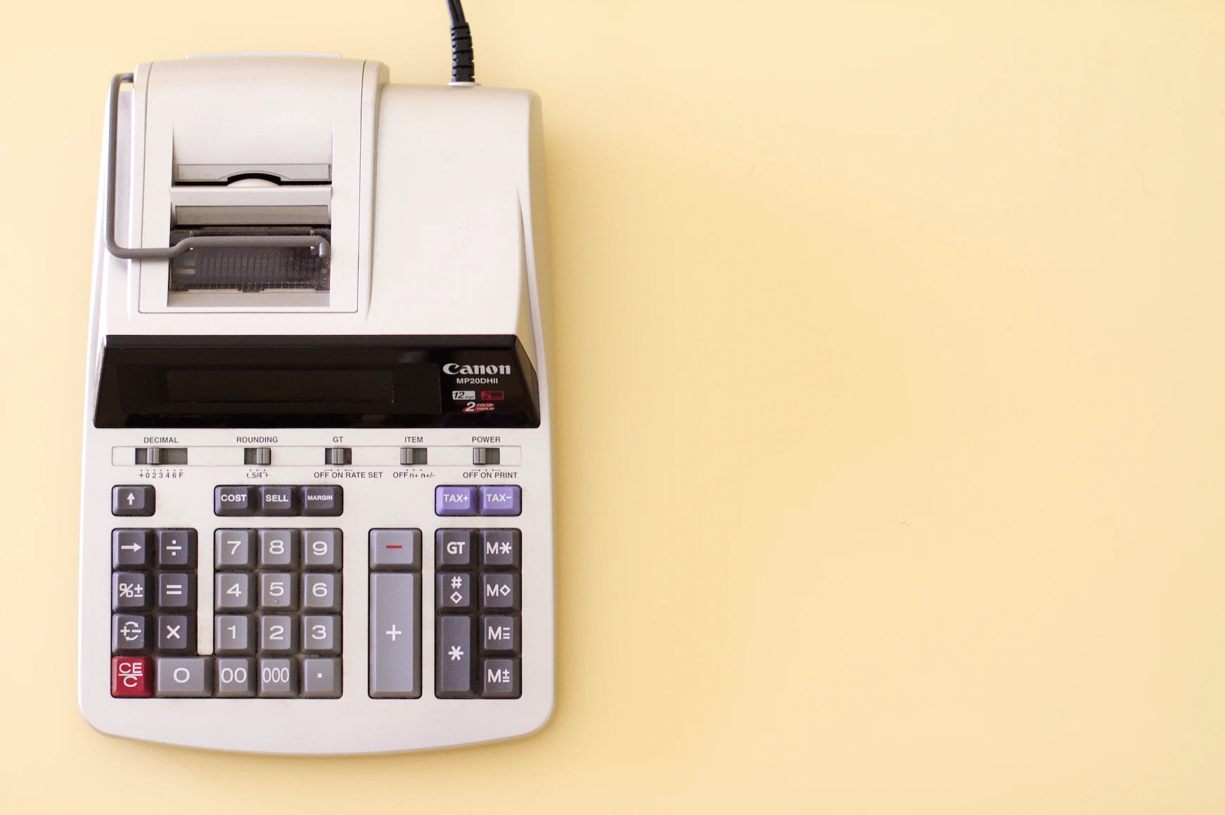 kalkulator z drukarką na żółtym tle