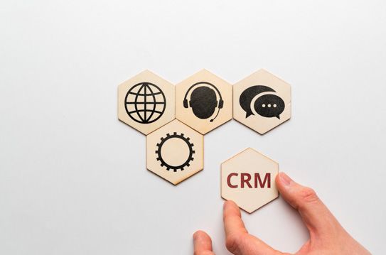 Napis CRM i symbole