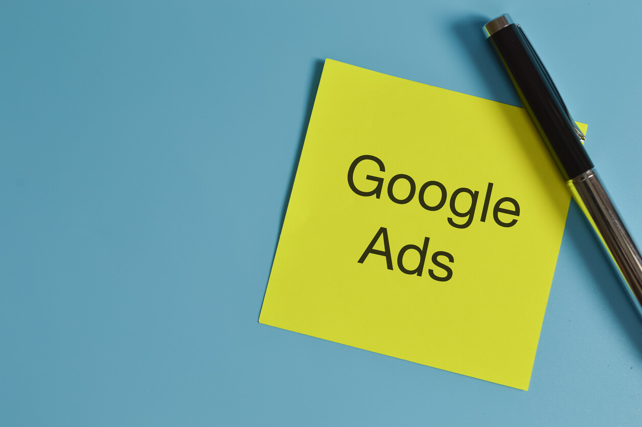 kartka z napisem Google Ads na niebieskim tle