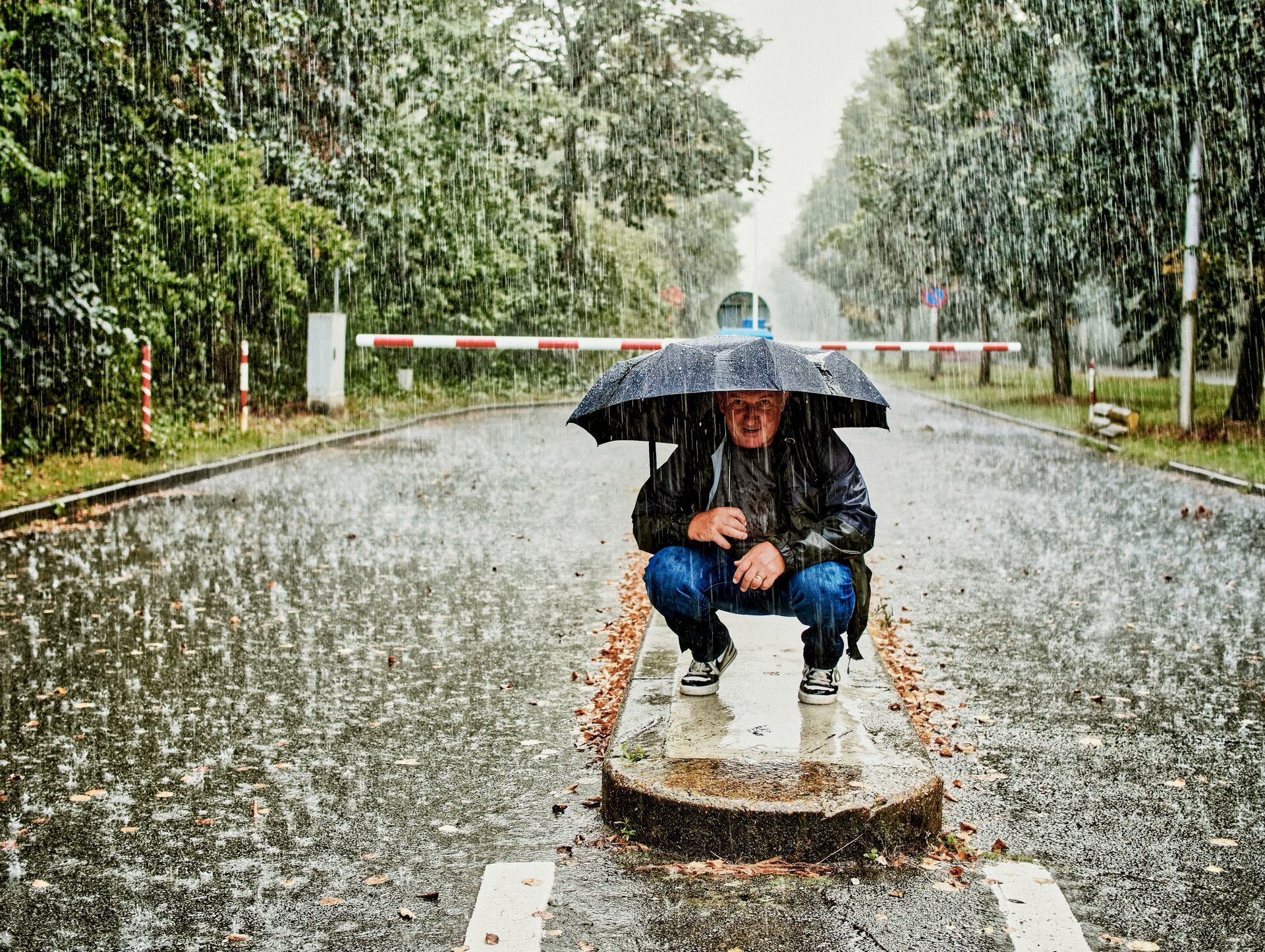 mężczyzna parasol deszcz