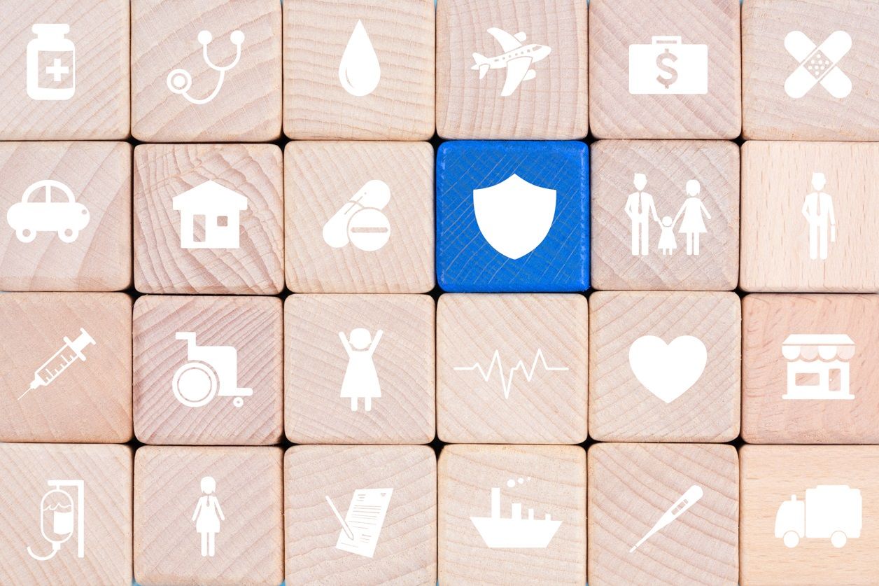 ikony ubezpieczeń na drewnianych bloczkach