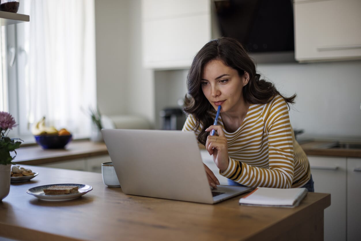 przedsiębiorczyni sprawdza informacje na laptopie