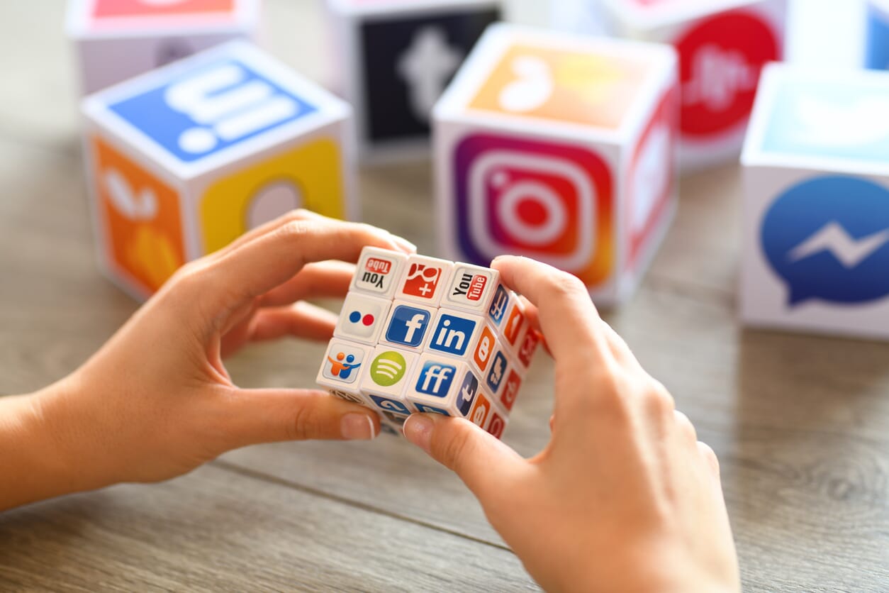 kostka Rubika z ikonami social media