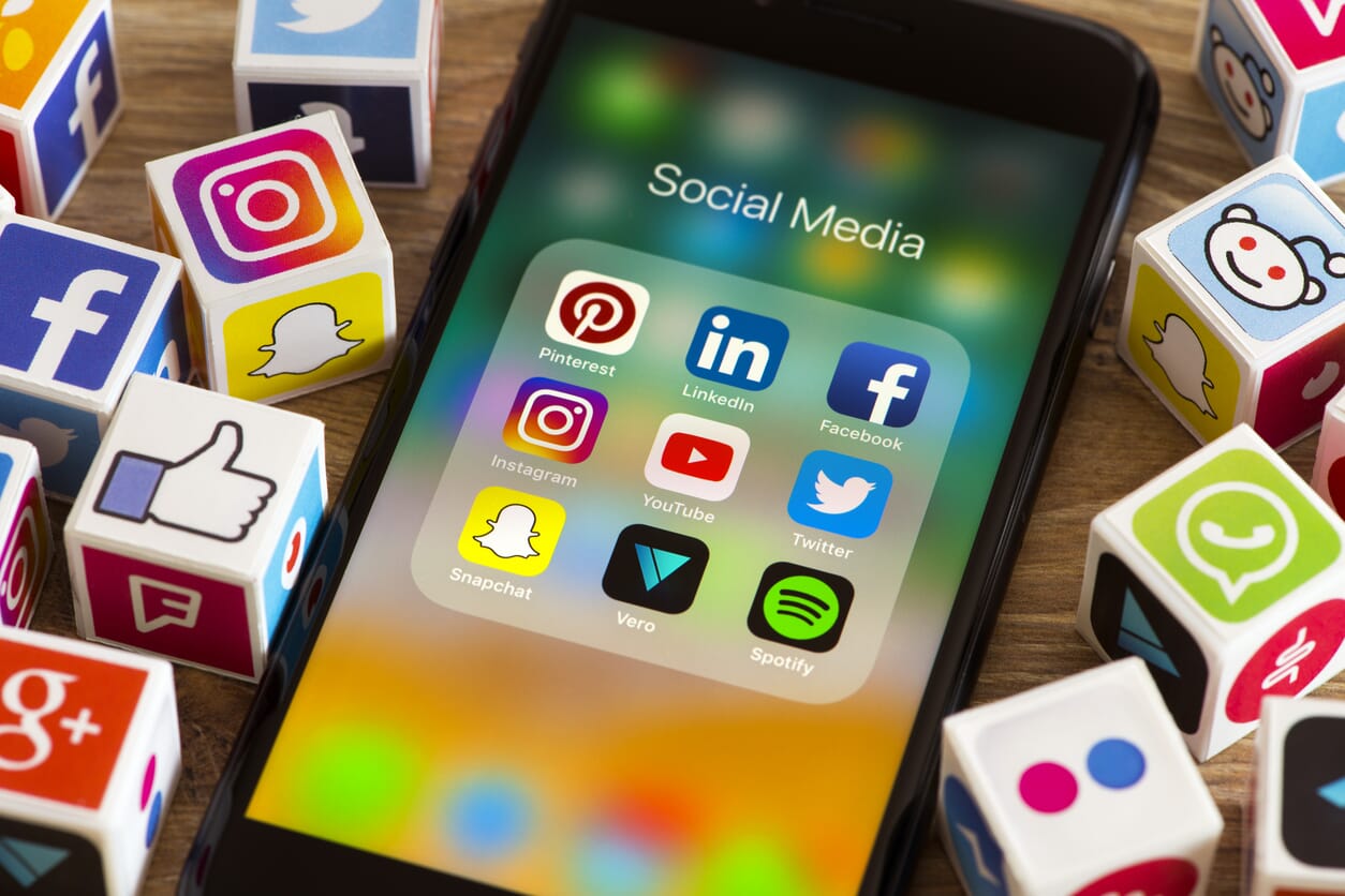 smartphone z ikonami social media na ekranie