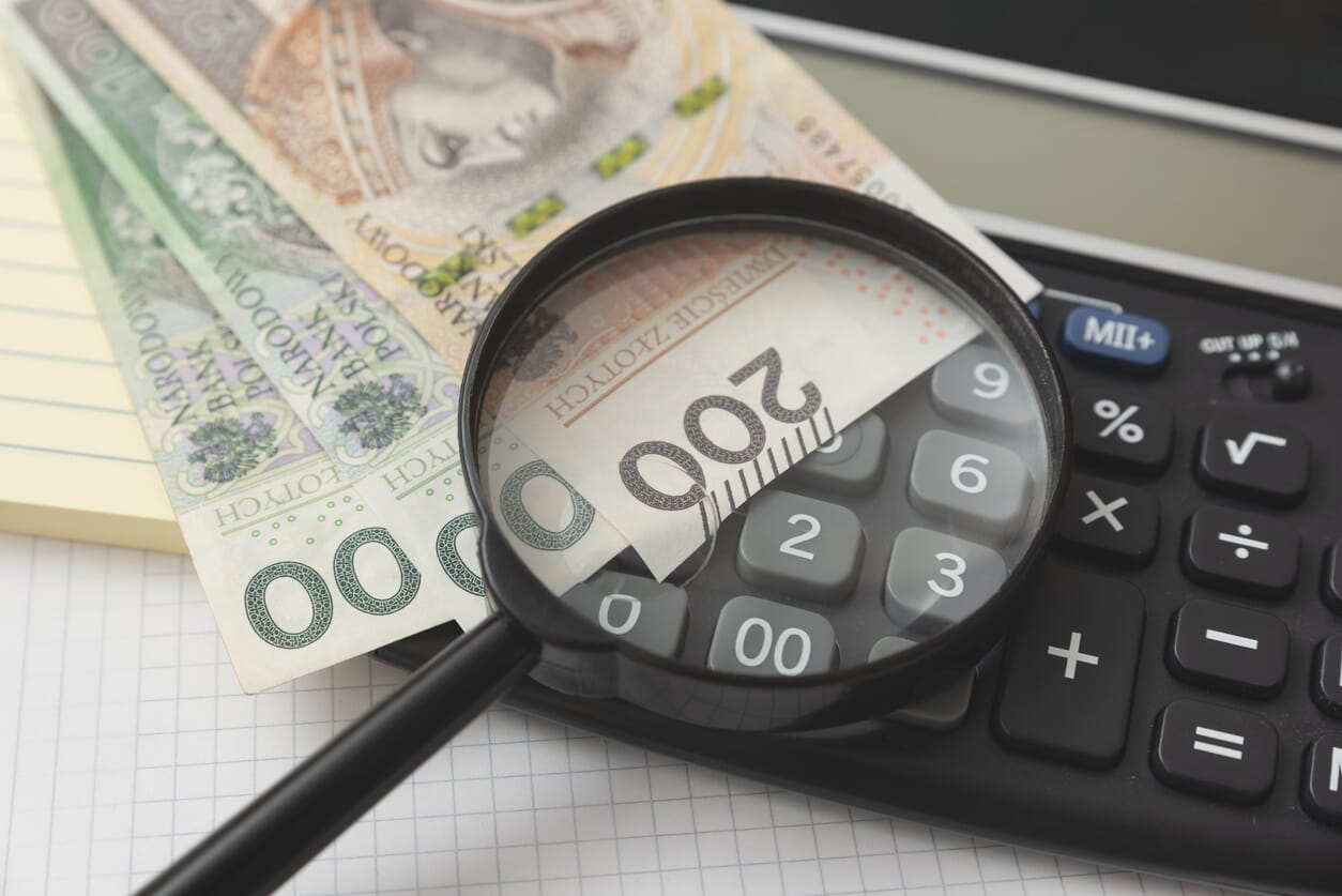 banknoty pod lupą