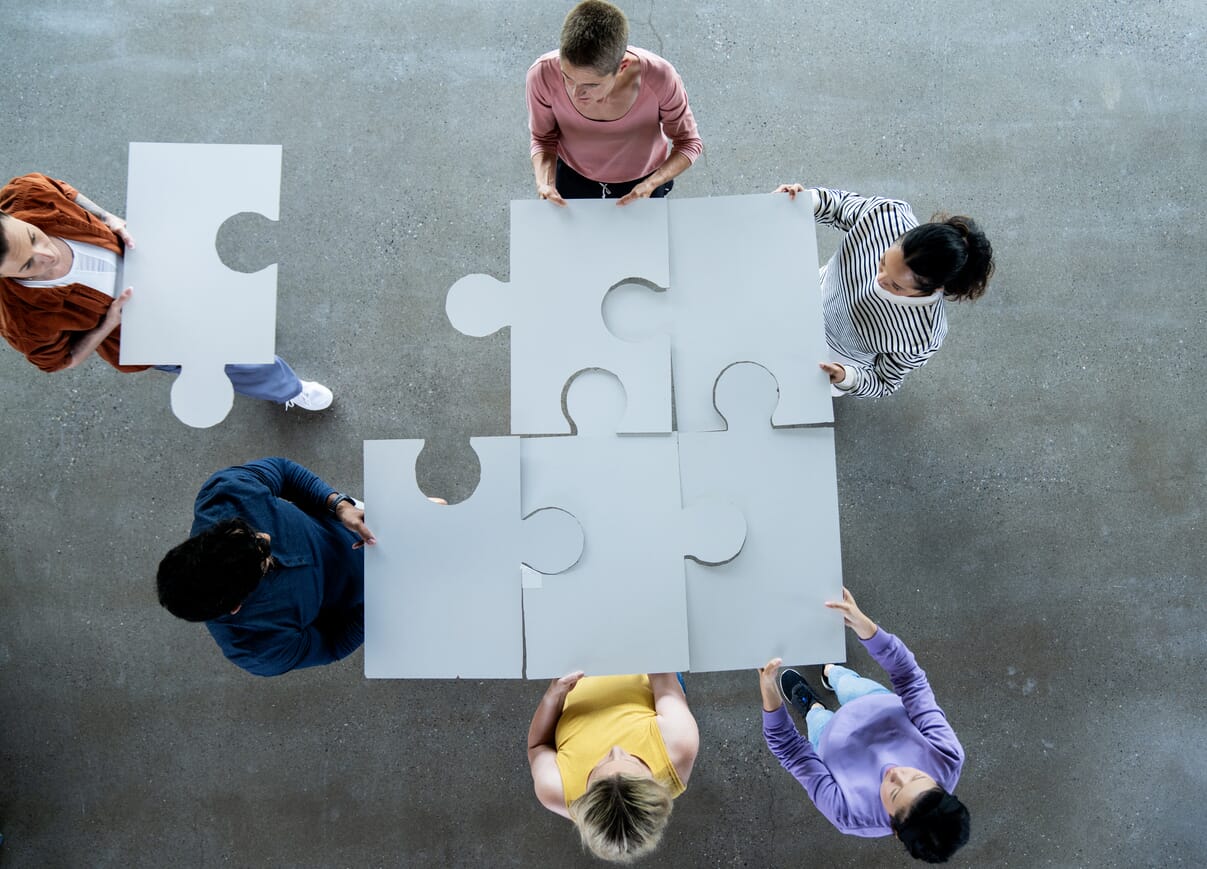 zespól układa puzzle