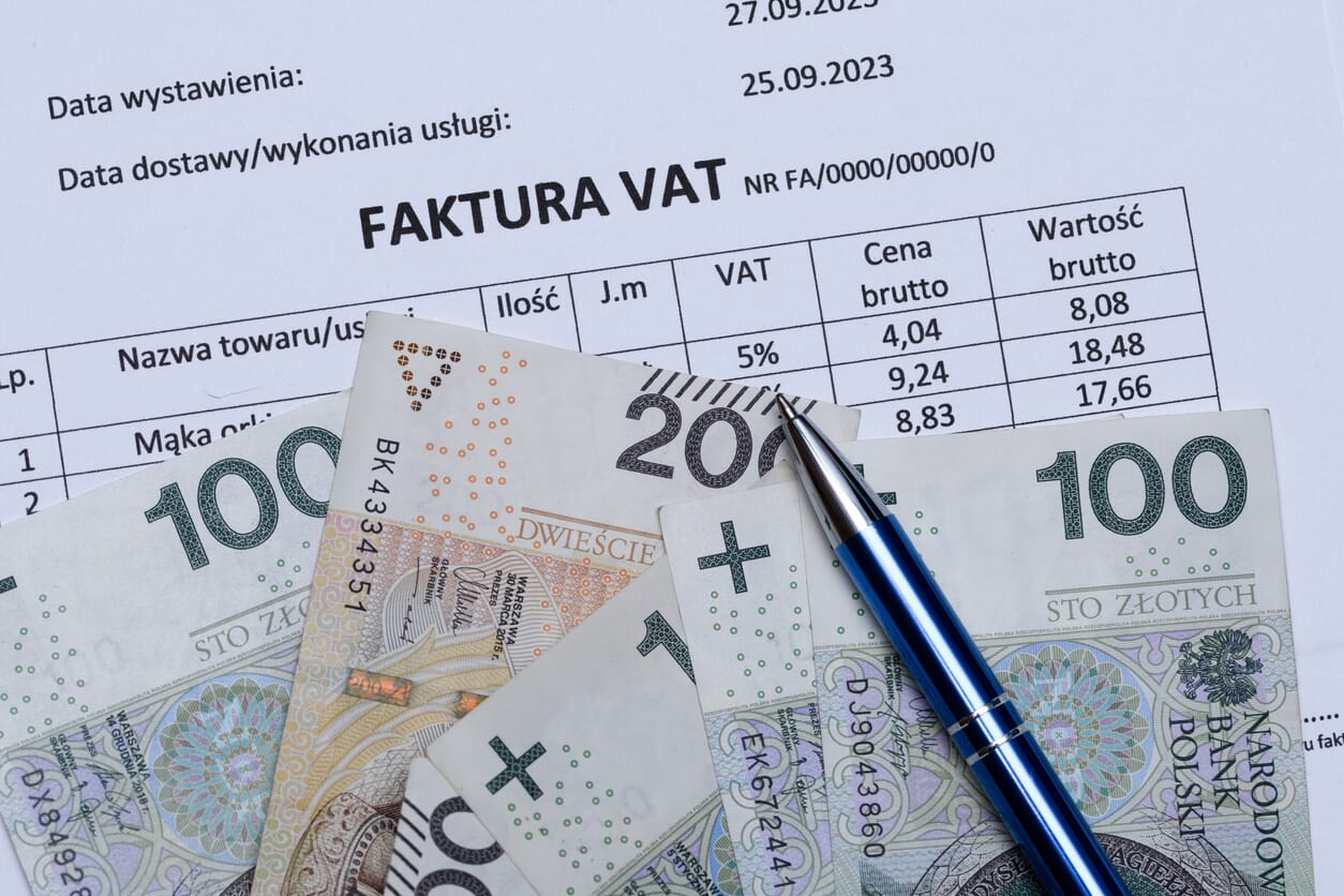 faktura VAT i banknoty