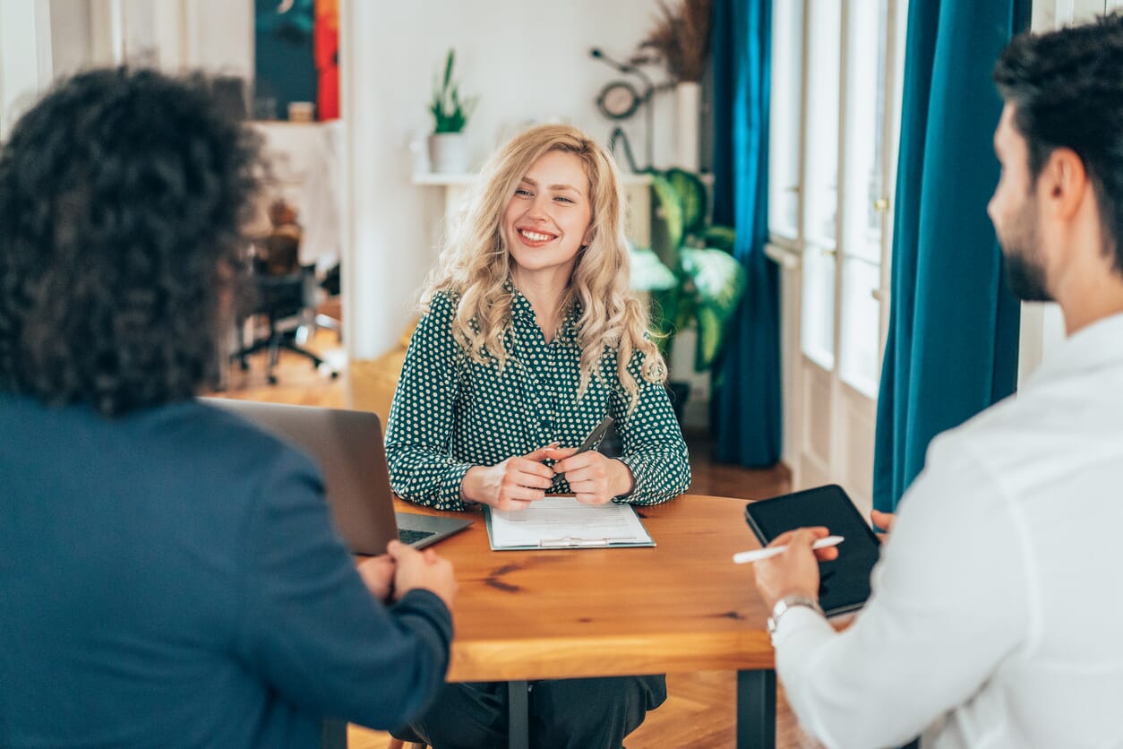 kobieta, przedsiębiorczyni rozmawia z dwoma klientami