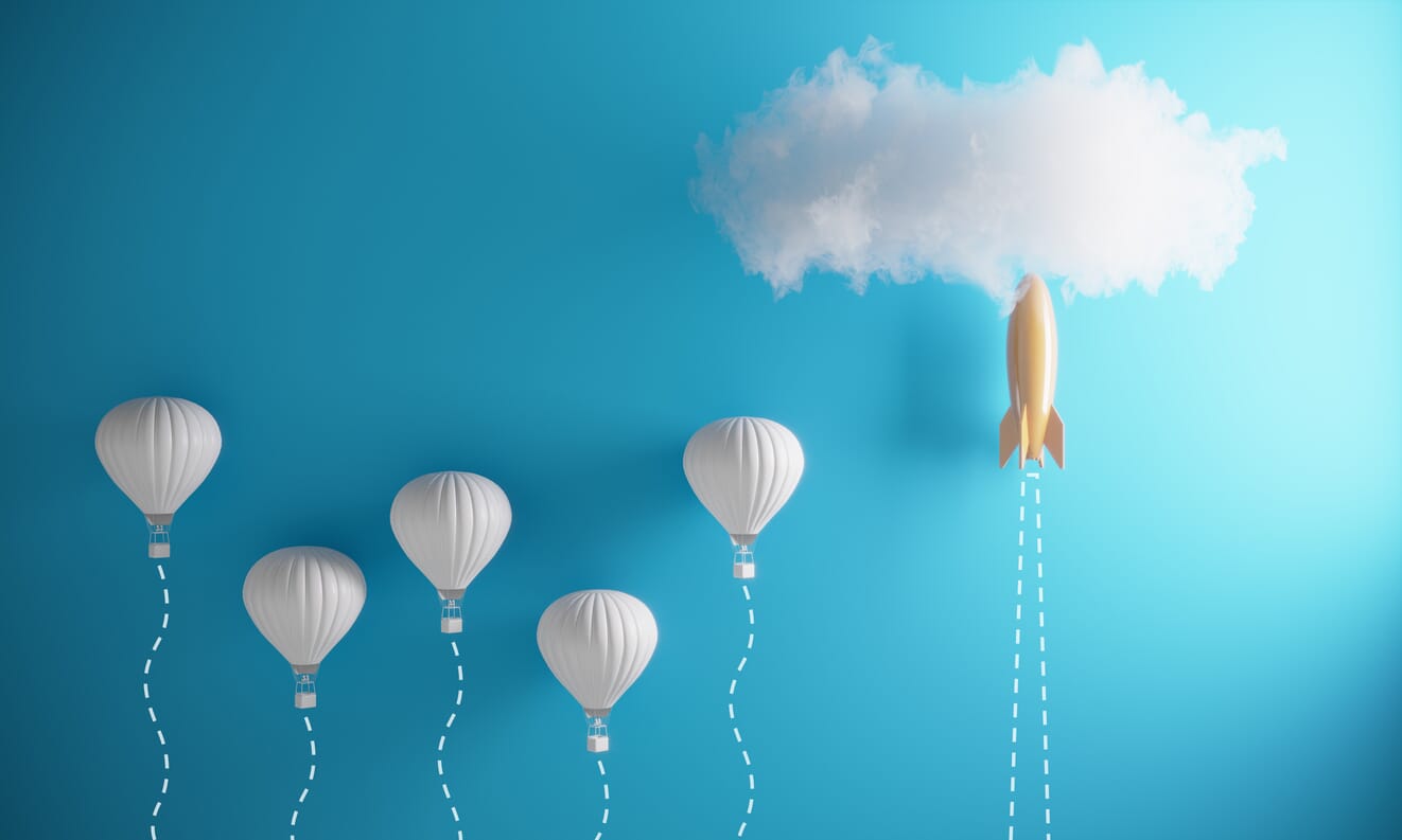 balony w powietrzu i rakieta, która je wyprzedza