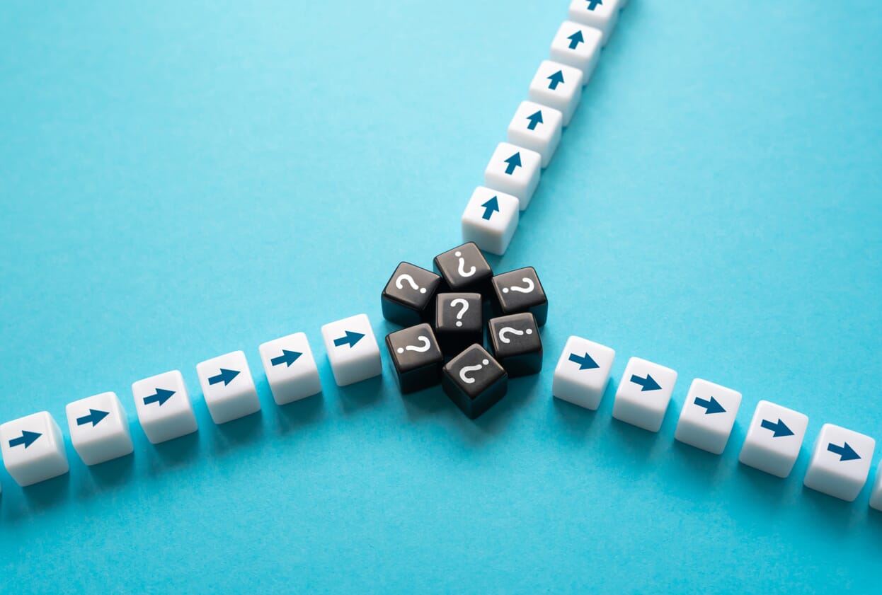 bloczki ze strzałkami na niebieskim tle, symbolizują różne opcje księgowości