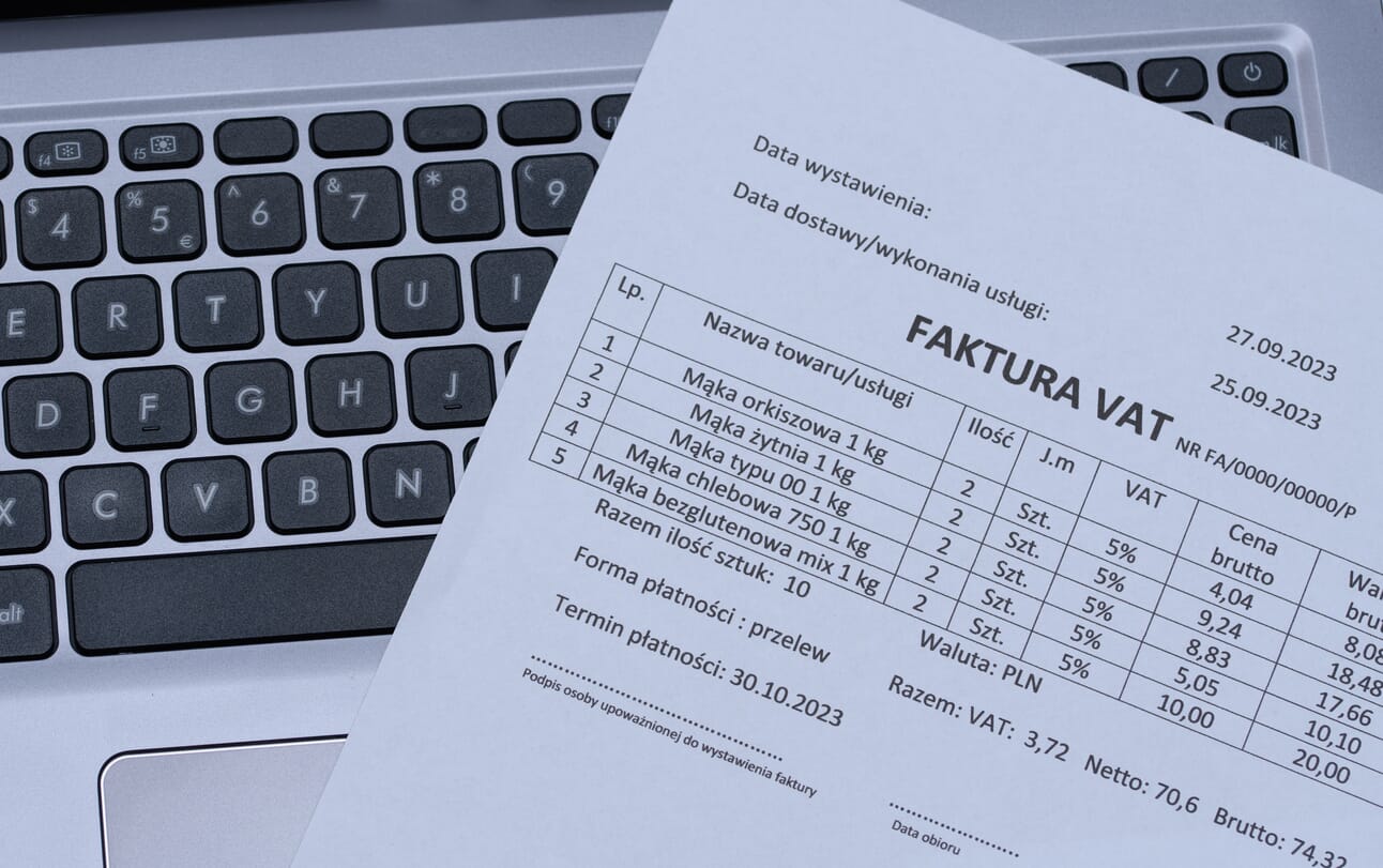 faktura VAT na klawiaturze komputera
