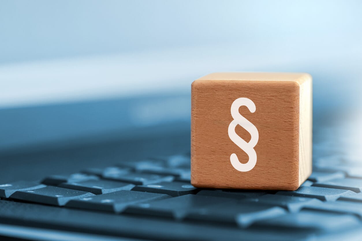 znak paragrafu na klawiaturze laptopa