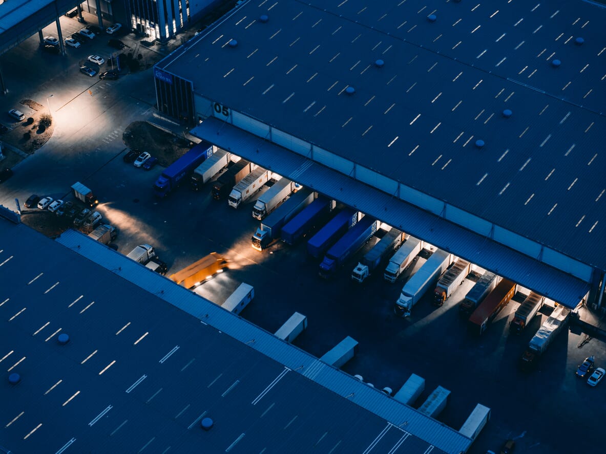 parking z samochodami dostawczymi